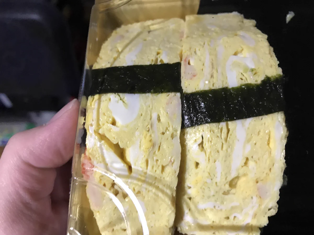 えっwwビックリ！？スーパーで買った玉子のお寿司が暗闇で光ってるよ！！