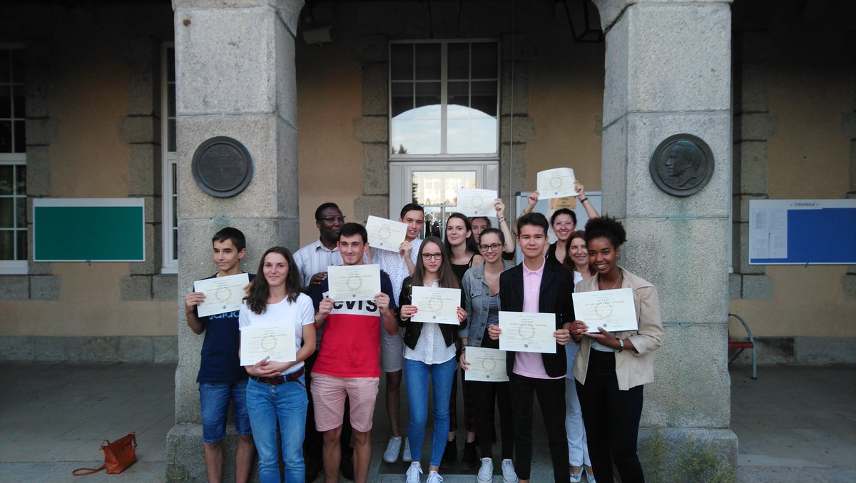 eric_gougeaud's tweet photo. Cérémonie de diplômes #bac #BTS au lycée @LBourdan @aclimoges en présence de @michelvergnier. Félicitations aux lauréats et aux équipes pédagogiques qui ont accompagné leurs élèves vers la réussite. https://t.co/xha8OkHnRE