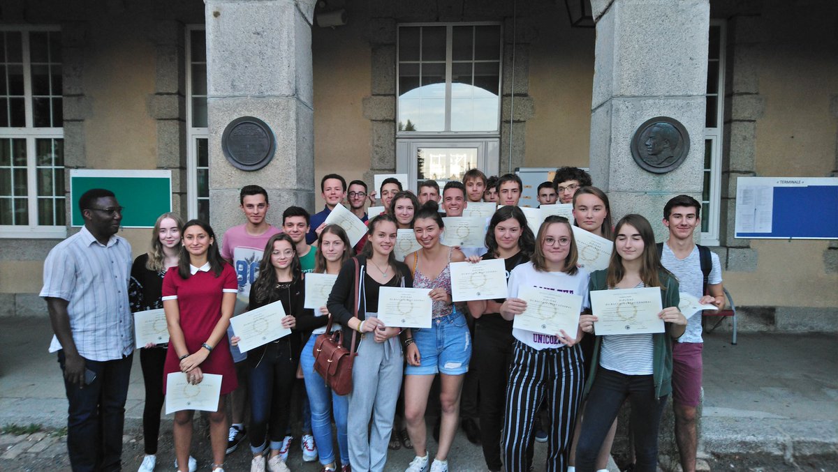 eric_gougeaud's tweet photo. Cérémonie de diplômes #bac #BTS au lycée @LBourdan @aclimoges en présence de @michelvergnier. Félicitations aux lauréats et aux équipes pédagogiques qui ont accompagné leurs élèves vers la réussite. https://t.co/xha8OkHnRE