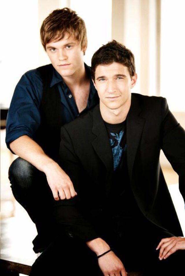 jonathanj92389's tweet photo. I really miss @VanHansis1 and @JakeSilbermann  so much on @CBSATWT during the gay storylines of the show after it went off the aired on @CBS back in September 2010 way before Will and Sonny on @nbcdays. #VanHansis #JakeSilbermann #Nuke #LukeSnyder #NoahMayer #LGBTQCharacters https://t.co/t0xBfwwqsf