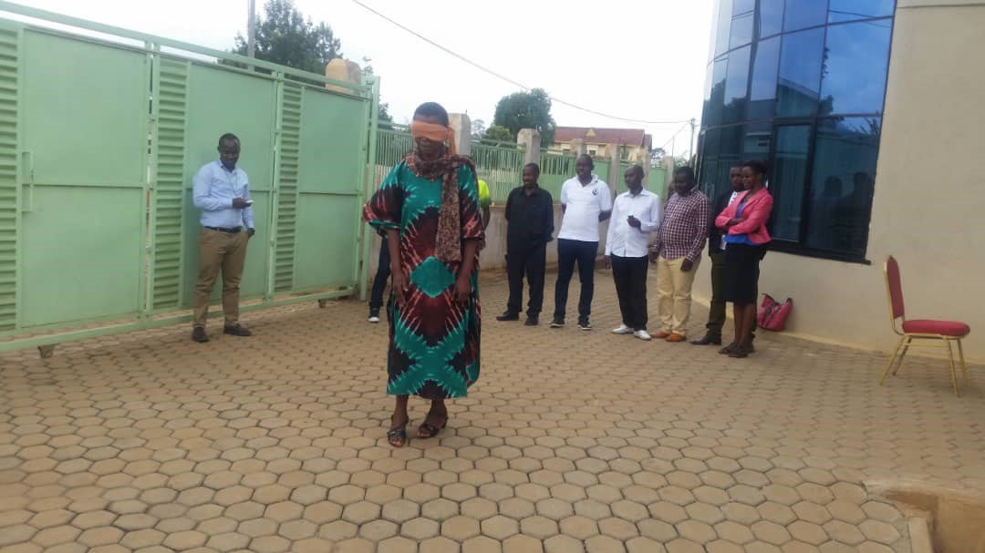 GGGI_Rwanda's tweet photo. Participants of the #TrainingOfTrainers workshop on #GreenCityDevelopment and #RusiziCityMasterPlan playing the #EyeClosedGuidingGame key learning being #TeamWork #MutualTrust #AccurateCommunication #EffectiveTiming and #Efficiency #GreenCities #SecondaryCity #SDG https://t.co/XO3qH71WUT