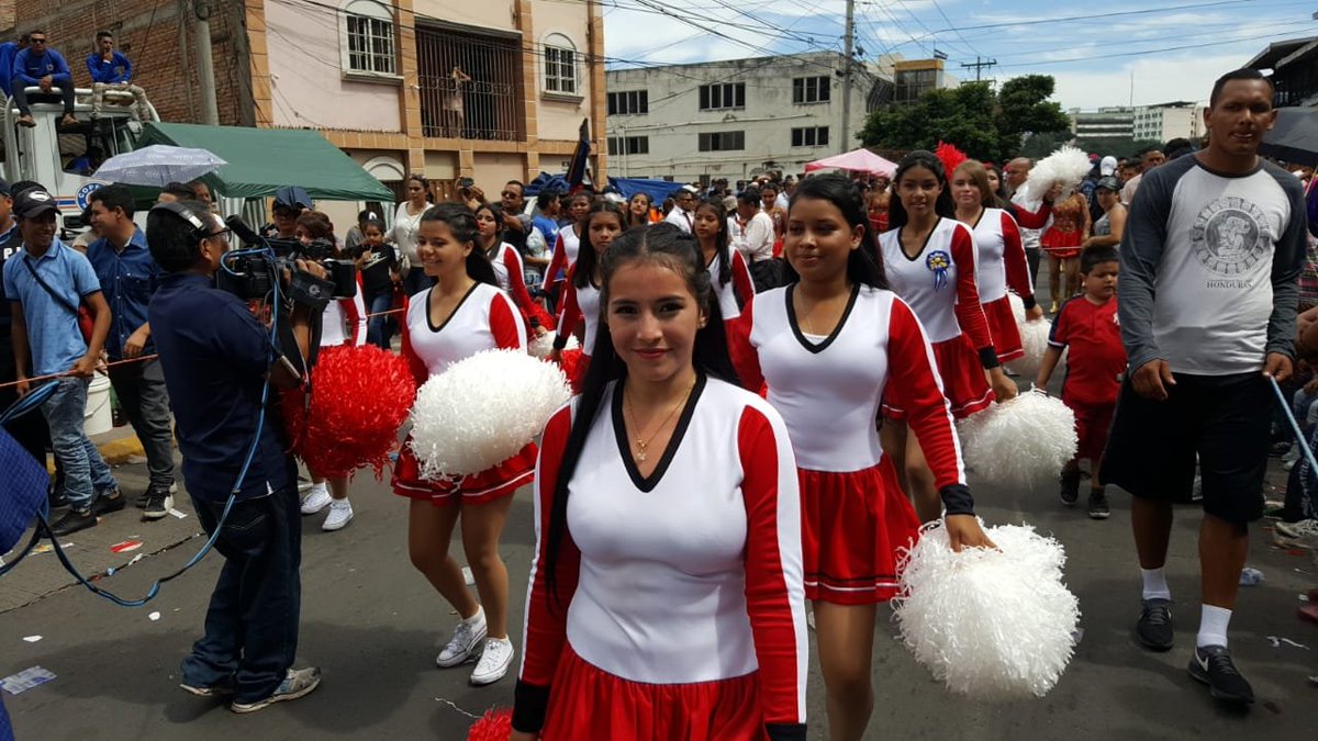 HCHTelevDigital's tweet photo. Instituto Liceo Católico Santa María con su cuadro de #Pomponeras y #Palillonas #Desfiles2018 #FiestasPatrias2018 https://t.co/GBMjjPZvc0