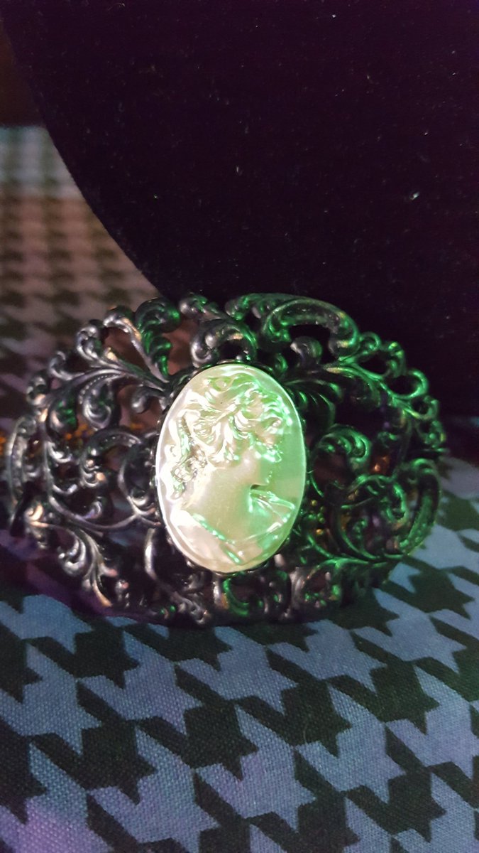 Universalcharm1's tweet photo. People seem to like the vintage vibe of my jewelry designs. https://t.co/Xtqs22YWh4