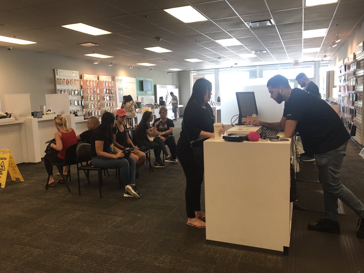 MildreGarcia06's tweet photo. The day is still young and we're making CL money moves here at 1877π° @rfuent03 @jholt_fl #CLlines #bizallday https://t.co/555KPqxlo9