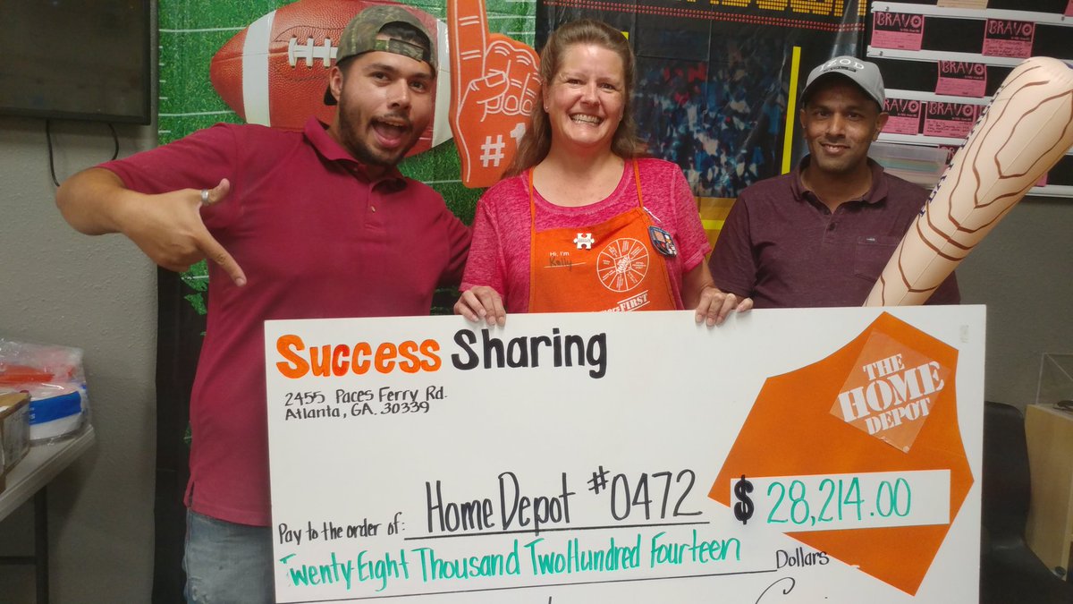 Bootz1536's tweet photo. Having a blast with our tailgate theme #SuccessSharing2018 #store472 https://t.co/793f9s30vv
