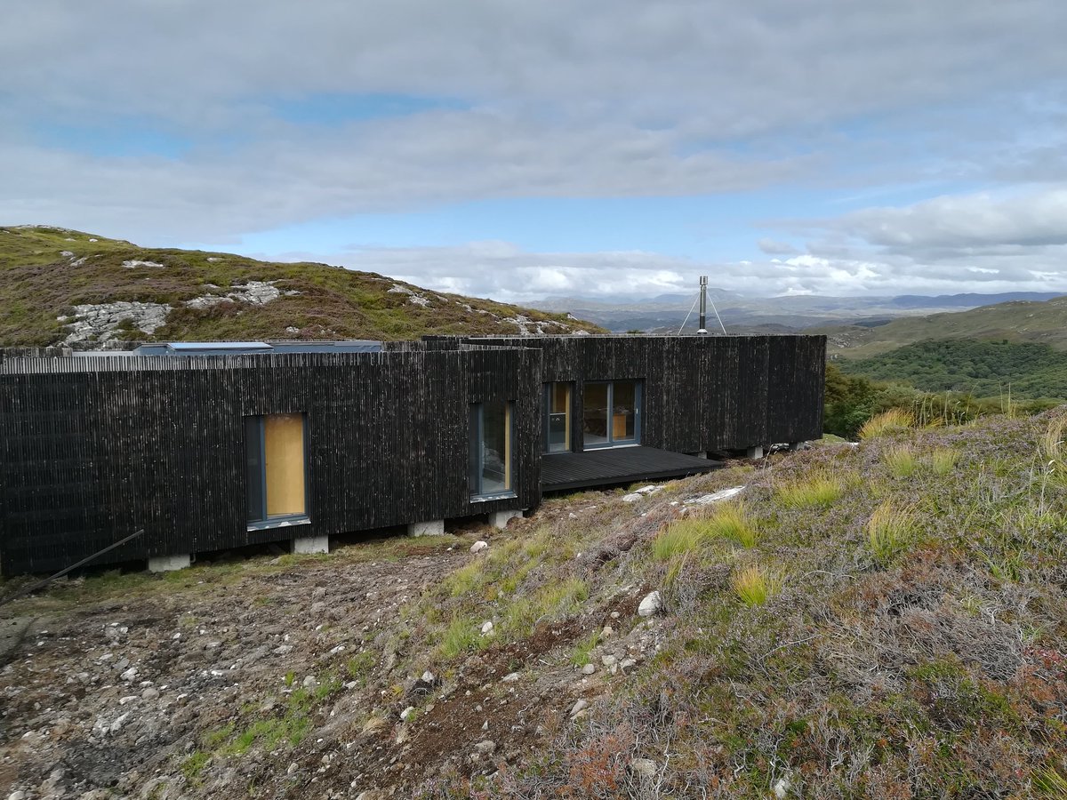 26cabinfever's tweet photo. And this beautiful black box that turned out to be a house perched
vertiginously over a Loch.
Was a bit sneeky with this one but it was clear no-one was home. https://t.co/RMKUg5uHc3