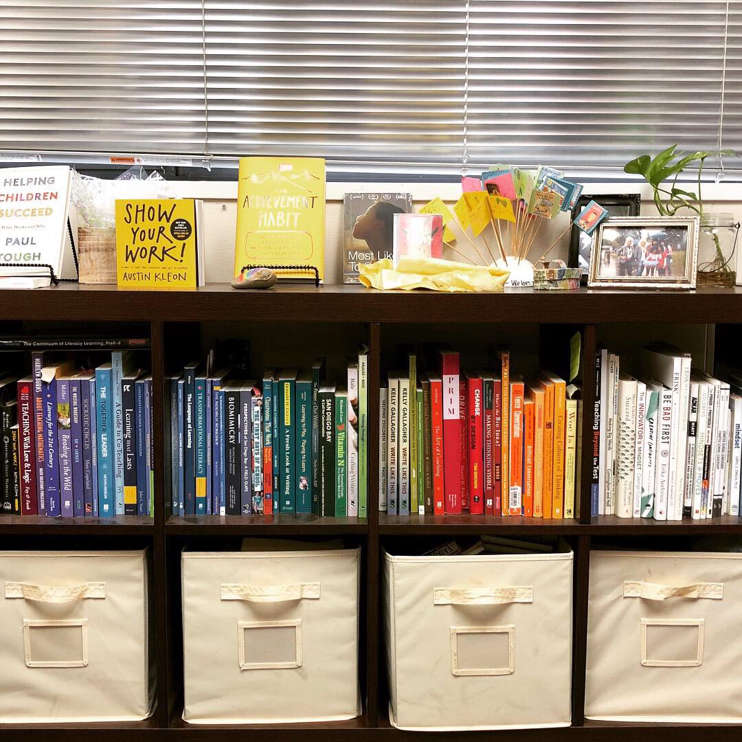 I ❤️ how <a href="/wfairon/">Wendy Fairon</a> celebrates and encourages reading (in kids and adults!) in her <a href="/ChicoCountryDay/">Chico Country Day</a> office. #schoolbeautiful #schooldesign #joyfulreading
