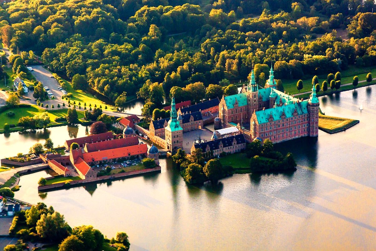 #FrederiksborgCastle, #Denmark
Built as a royal residence for King Christian IV of Denmark-Norway in the 17th century, it became the largest Renaissance residence in Scandinavia. The castle museum  contains the largest collection of portrait paintings in Denmark
@mus_nat_his