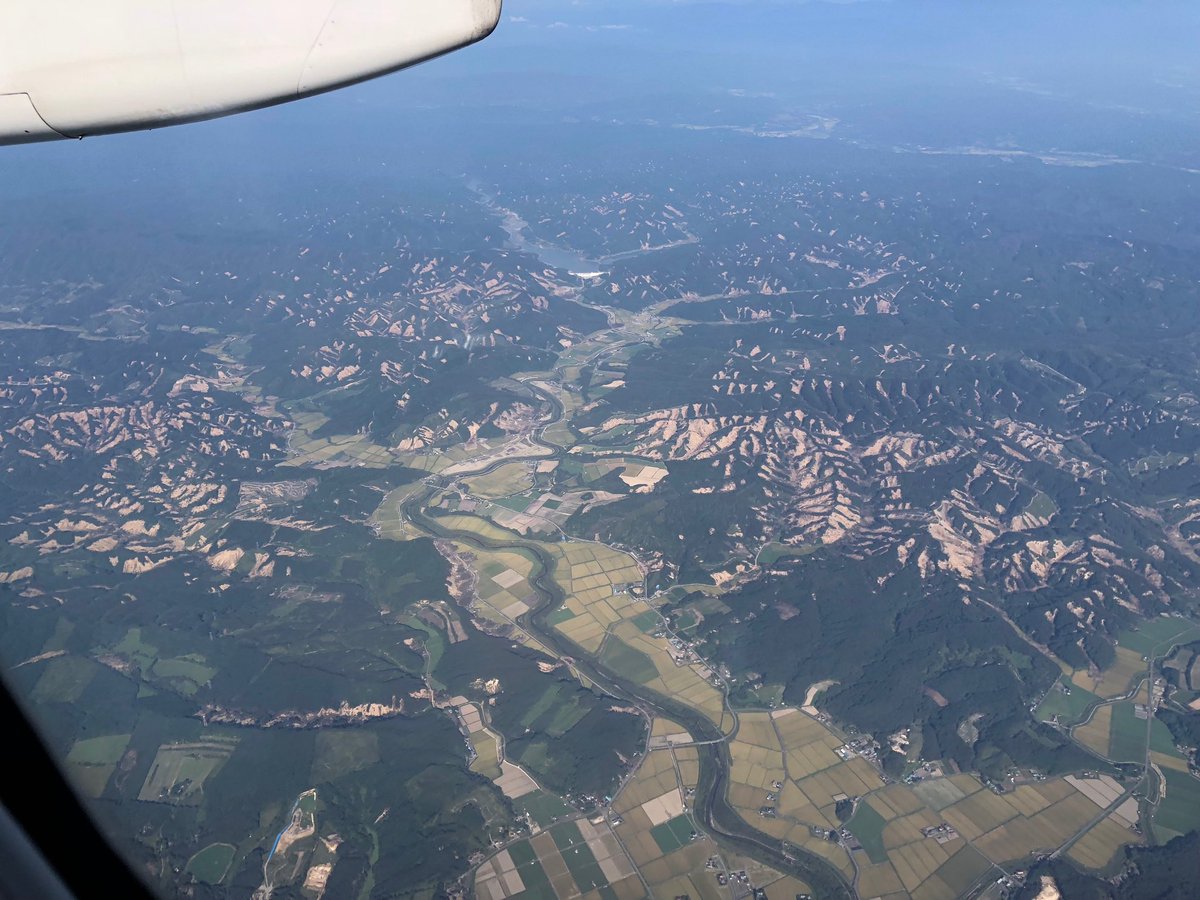 hatarakudo's tweet photo. 北海道胆振東部地震の震源地付近を航空機の窓から見て驚き心を痛めました。犠牲になった方々のご冥福をお祈りするとともに、地域のいち早い復興を心から願い応援したいと思います。 https://t.co/nk7UbKYGfF