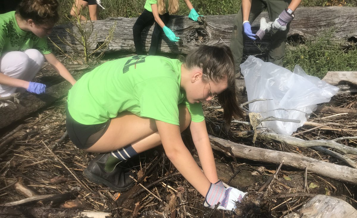 CoCoWoRow's tweet image. How we spent the morning:  Cleaning up the Thames River and Mamacoke Island in honor of International Coastal Cleanup Day!   #CoastalCleanupDay #2018CleanUp #oceanconservancy @CamelAthletics