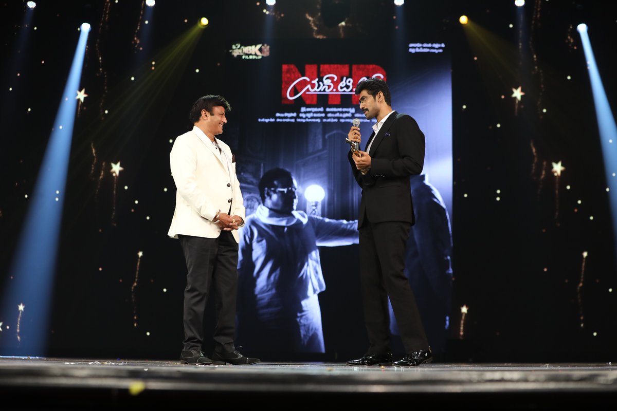 WorldRanaFans's tweet photo. The rapport between @RanaDaggubati and #Balayya is unique. Can't wait for #NTRBiopic to see them portray #ChandrababuNaidu and #NTR respectively ❤️❤️#SIIMA2018 #SiimaAwards2018 #PantaloonsSIIMA https://t.co/AsNt3edkQy