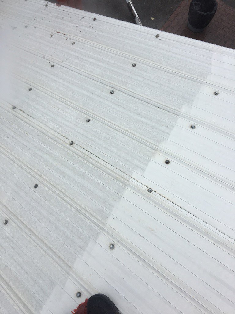 Macker63's tweet image. Cleaning the roof in preparation for sealant. Then the solar panels go up. Goin’ green at Ol’ MacDonalds Resort 😎✌️😎