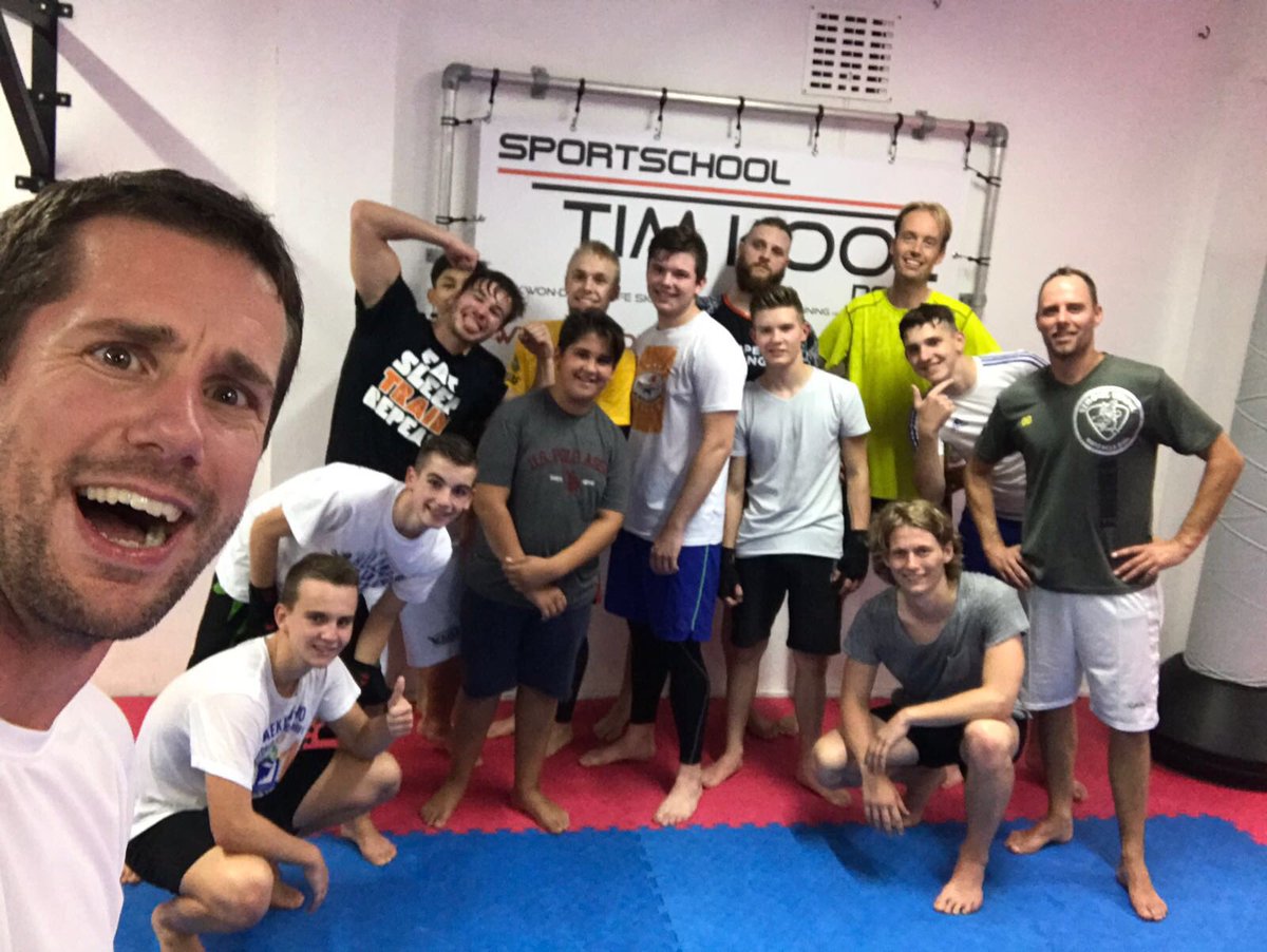 SS_TimKool's tweet image. Een bezwete selfie met z'n alle na de kickboks training in #Delft 👊🏻🔥 Kracht, kussentraining &amp;amp; sparring kwam aanbod. Goed bezig geweest allemaal 💪🏻 Tot morgenavond! #kickboksen #sportschooltimkool