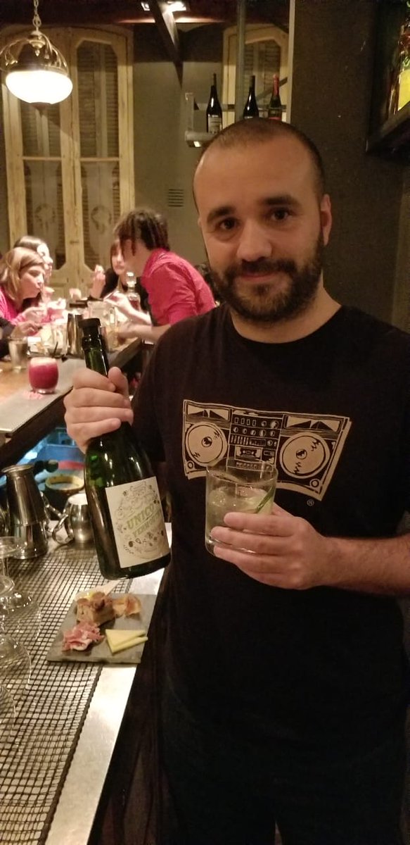 TucoLaPlata's tweet photo. Postales de la última #RondaVermú. Primera parada, Cruel Barra Morfi. Probamos el vermouth patagónico Único de sidra con tónica y aguardiente de peras Christallino con una focaccia de olivas negras, crudo, sardo y chips de mandioca. https://t.co/KmHMdAD9Ry