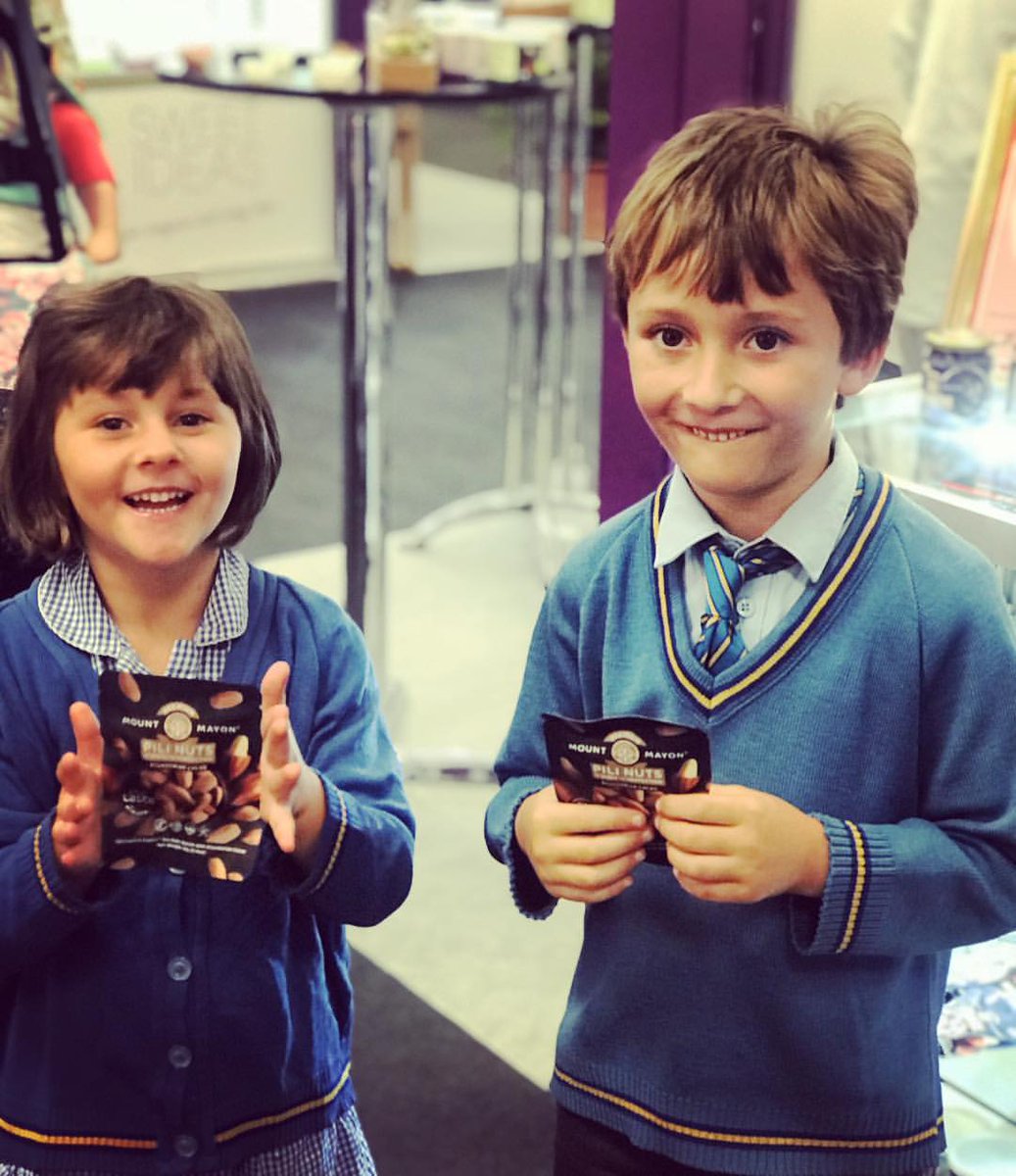 #Rencontre avec nos #fans #Lulu &amp; #Pietro!
Credit #Photo 📷: mountmayon.com
#MountMayonPiliNuts #pilinuts #pilicious #SFFF18 #greattasteawards2018 #specialityfinefoodfair #greattaste2018 #awardwinning #london #foodies #specialityfair #IspyGreatTaste <a href="/guildoffinefood/">Guild of Fine Food</a>