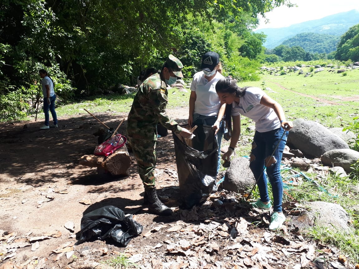 Ejercito_Div1's tweet photo. Continuamos celebramos el día mundial de la limpieza y protección del medio ambiente. Hoy en #Codazzi #Cesar los #HéroesMultimisión del Batallón de Alta Montaña n.7 de la #DécimaBrigada #OngsAmbientales #AlcaldiaMpal #Emcodazzi #IglesiaMpal realizan jornada en el río Magiriaimo https://t.co/JZBIGahbo3