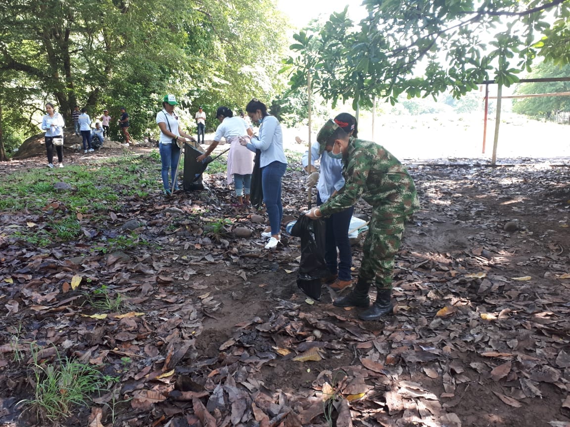Ejercito_Div1's tweet photo. Continuamos celebramos el día mundial de la limpieza y protección del medio ambiente. Hoy en #Codazzi #Cesar los #HéroesMultimisión del Batallón de Alta Montaña n.7 de la #DécimaBrigada #OngsAmbientales #AlcaldiaMpal #Emcodazzi #IglesiaMpal realizan jornada en el río Magiriaimo https://t.co/JZBIGahbo3