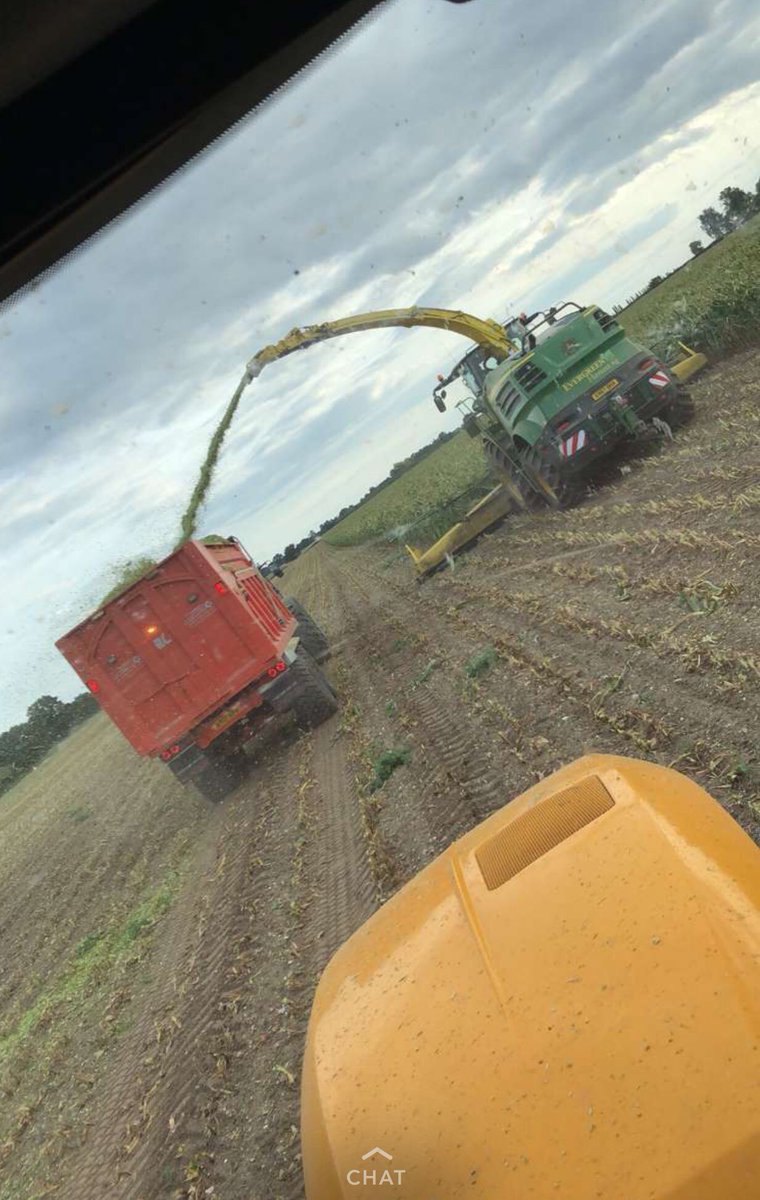roughfellnorfol's tweet photo. Been pretty busy couple of days, carting parsley then, flat out topping, then got caught up and then on too Maize this afternoon, #flatoutfarming #teamevergreen #evergreenharvesting #fastrac https://t.co/7XS1eNr1FF