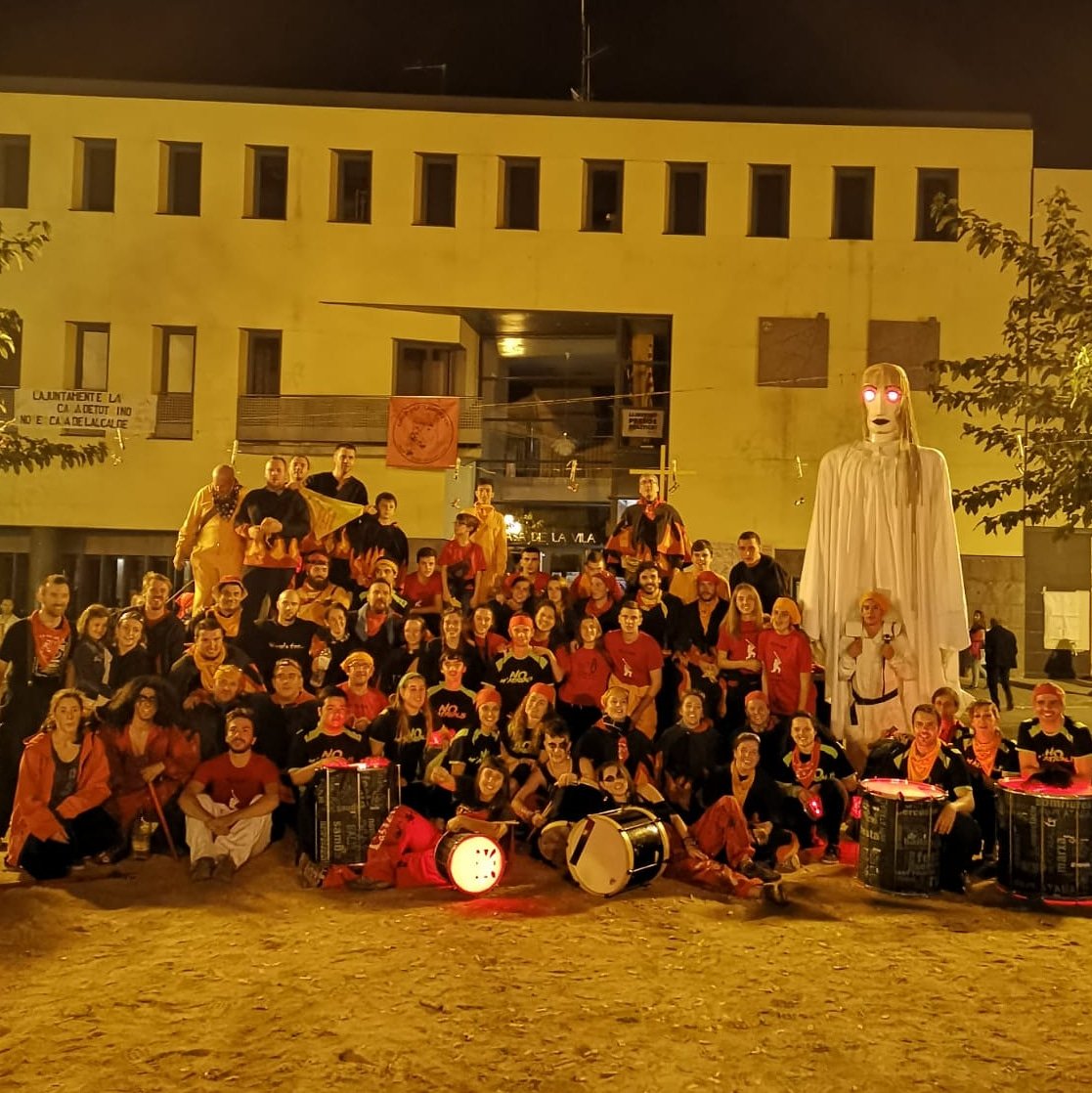 NoMatabalis's tweet photo. I així acabem aquest dissabte de festa major!! 🔥🎶🔥🎶 @correfocsfc #sfcFM #FMCodines18 #sfc182 #fansfollet #fansfantasma https://t.co/mejuuWT9Mc