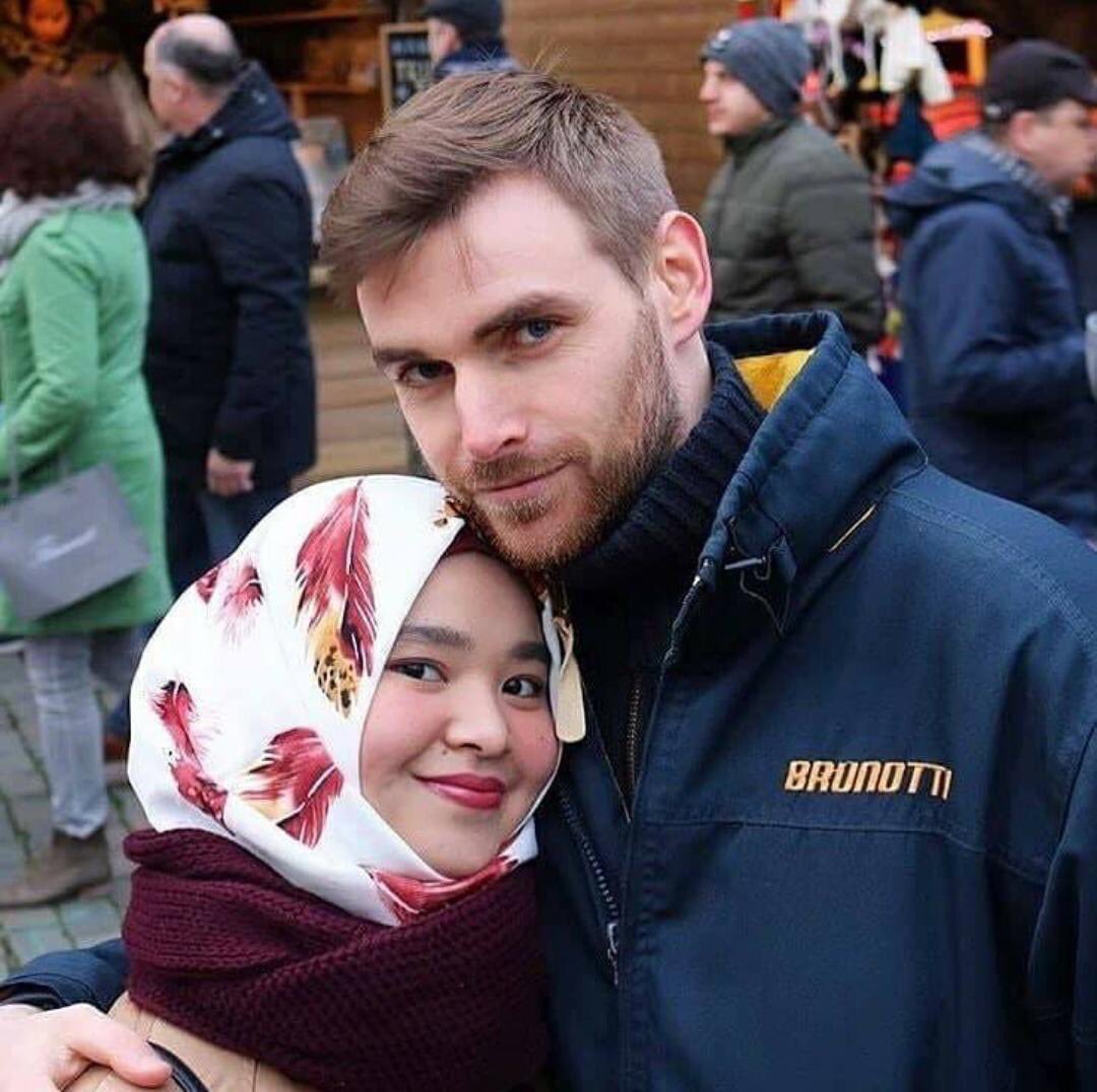 4leess's tweet photo. رحال هولندي عمل طلب استضافة من خلال ابليكيشن وهو مسافر اندونيسيا عشان يسكن مع عائلة اندونيسية لتبادل الثقافات خلال شهر رمضان، أُعجب بـ ابنتهم وبعد انتهاء رمضان تزوجها ..
ياجماعه كيف يسوون الاستضافات هذه عشان اجهز لشهر رمضان هذه السنه :) https://t.co/2UoH4VptdH