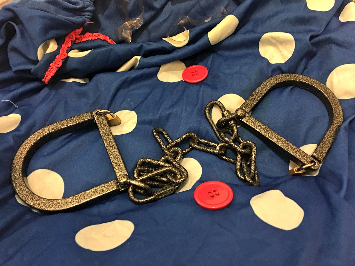 VWard1988's tweet photo. Almost end of shift, my poor little feet ache been on my toes since 5 and restaurant super busy.. just got time for a cheeky #fagbreak can’t wait to get to charlottes for a foot rub and try out this new toy #adultadventures #Chains #kinkysex https://t.co/ZYnGJrp6Bi