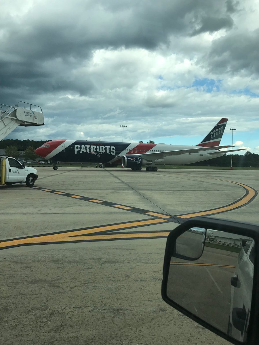 JAXairport's tweet photo. The Patriots: Touched Down                           Myles Jack: Wasn’t Down                             #jaguars #dtwd #mylesjackwasntdown https://t.co/dELUu63YZf