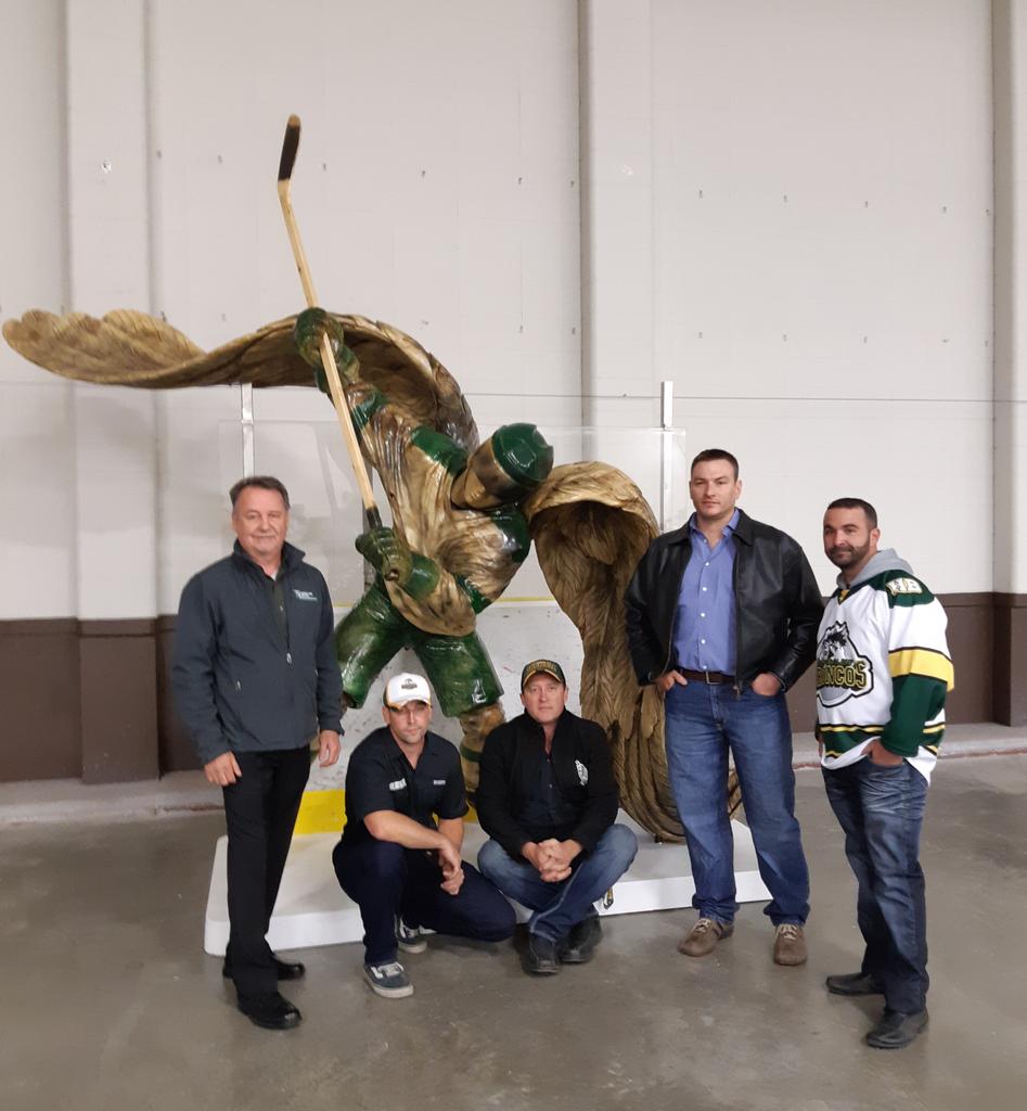 Chainsaw carver <a href="/RyanVilliers3/">Ryan Villiers</a> created this beautiful wood carving in memory of our <a href="/HumboldtBroncos/">Humboldt Broncos</a> angels and delivered it to <a href="/CityofHumboldt_/">City of Humboldt</a> in time for the season opener. Our thanks to (l-r) Grant Hipfner, Shawn Eisenkrien, Geoff Stewart,  Ryan Villiers, Mitch Bondreau