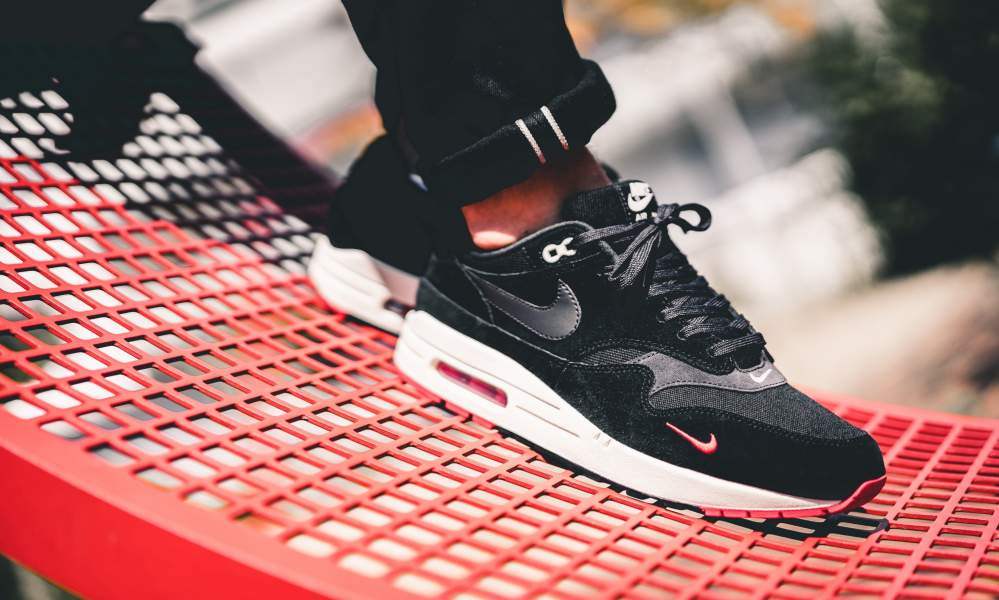 air max 1 mini swoosh bred