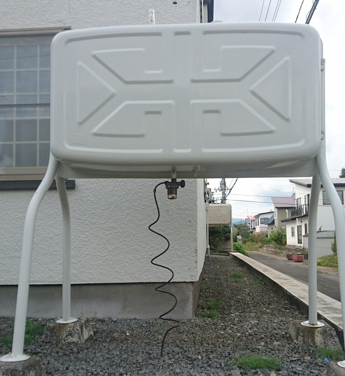 一縷 On Twitter 本州の皆さん これが北海道の灯油タンクですよ ４００リットル入りますが うちは二世帯の造りなので２週間でなくなります