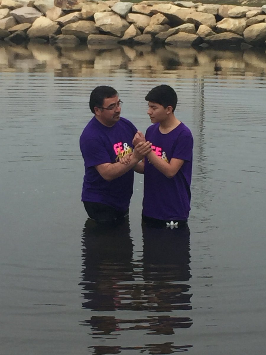 Hugo_Fajardo's tweet photo. Que privilegio es poder ver el poder de Dios obrando milagros en el congreso de Jóvenes de la @MisionCentralCh #+conecta2mcch #MiCongresoconNT @LuisVelasquez9 @pastor_olivares https://t.co/0I3euT7Mi0