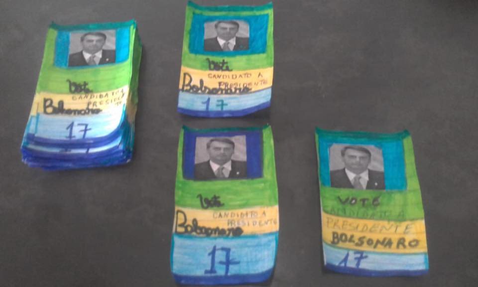 pauloap's tweet photo. Vejam essa história

Uma garotinha de 11 anos, de Itambé, interior da Bahia, queria distribuir santinhos do Bolsonaro, mas a campanha tá sem recursos e não tem material... sabe o que ela fez? Isso da foto

Esse tipo de apoio NENHUM outro candidato tem, dinheiro NENHUM compra https://t.co/cqGikXwEON