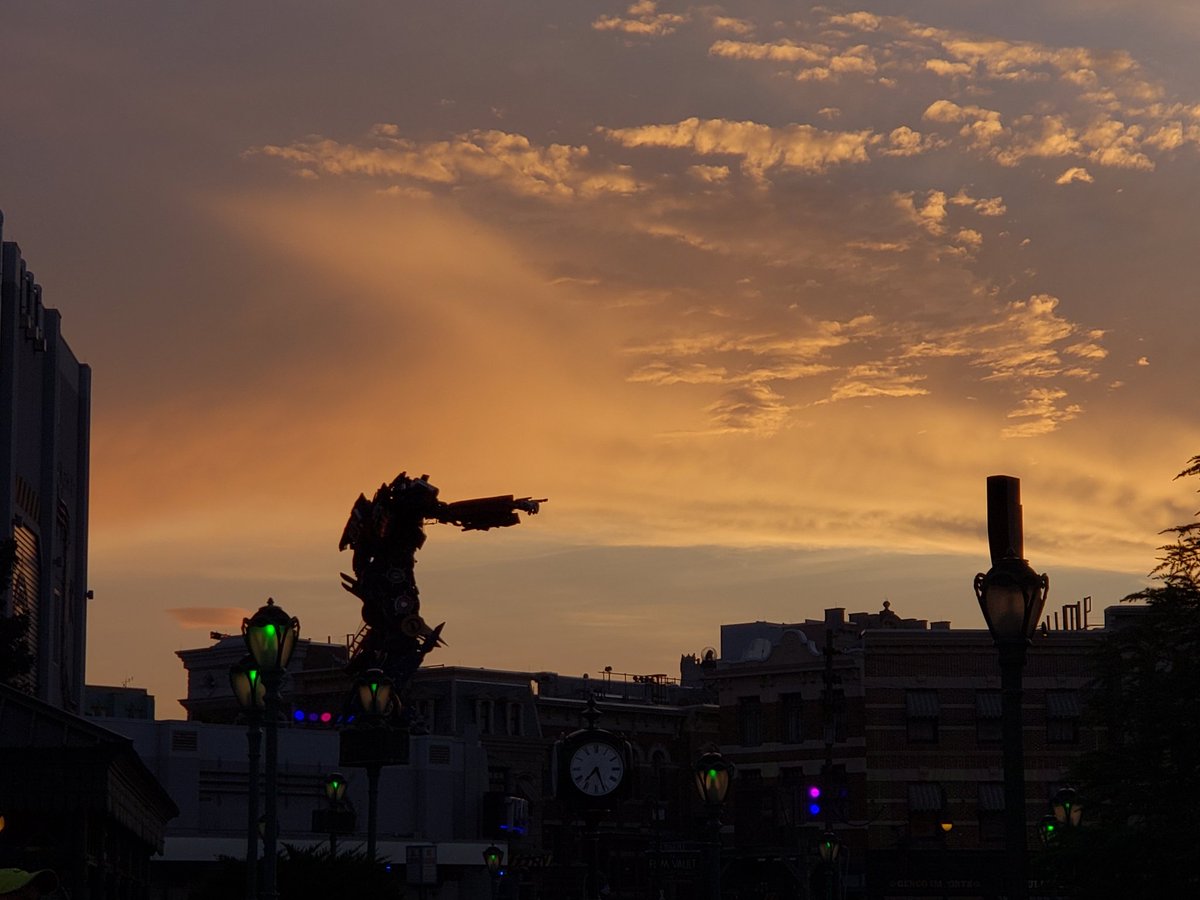 Paused from #HHN28 festivities to appreciate the silhouette of Optimus Prime against the pretty sunset at <a href="/UniversalORL/">Universal Orlando Resort</a>