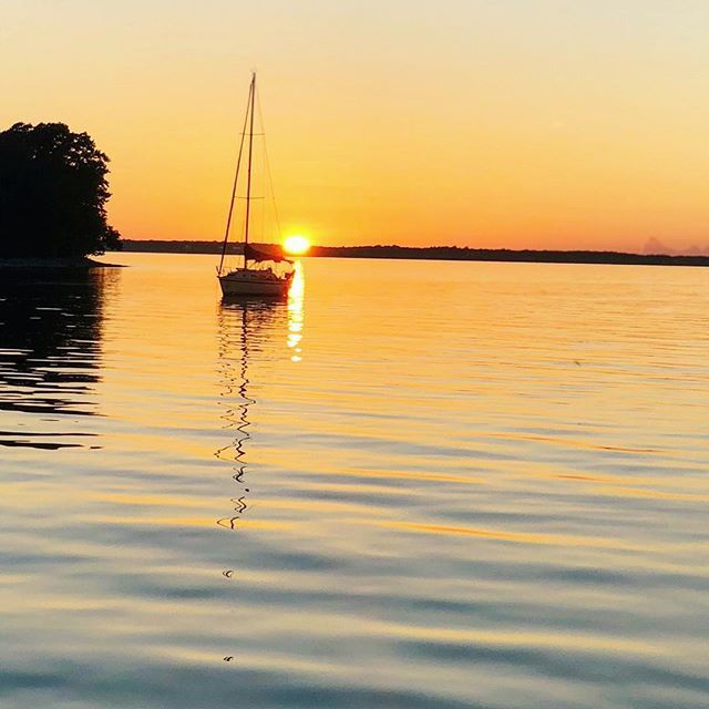 songbirdsewing's tweet photo. Last sunset before we pack it up! #sunset #lake #homeschoolgypsies #indieschool #sail #sailing #sailboat #handmade #lakeontario #bittersweet #fallsailing https://t.co/fNl7O3r16q https://t.co/1ODRFPITNu