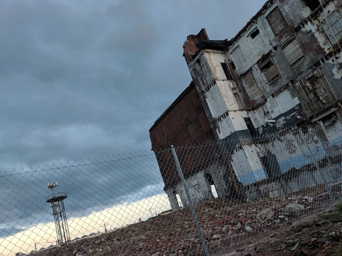 jkolchpoetry's tweet photo. This Philly view, on my walk home from closing down the coffee shop working on last-minute fellowship applications, captures my mental state--crumbling against the looming storm and setting sun. #nofilter #applications #deadlinessuck https://t.co/fU3fx7CPBB