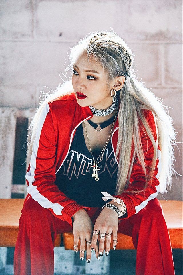 PearlSHINeetr's tweet photo. Hyoyeon'un sahne alacağı mekanda yaşadığı taciz kabul edilemez. "Bana dokunma!" diyerek defalarca uyarmasına rağmen bu iğrençliğe devam edip, bir de üstüne "İstediğimi yaparım" gibi terbiyesizce cevap veren şahsın en kısa zamanda ceza almasını diliyoruz. #StayStrongHyoyeon https://t.co/quVgBCSwDo