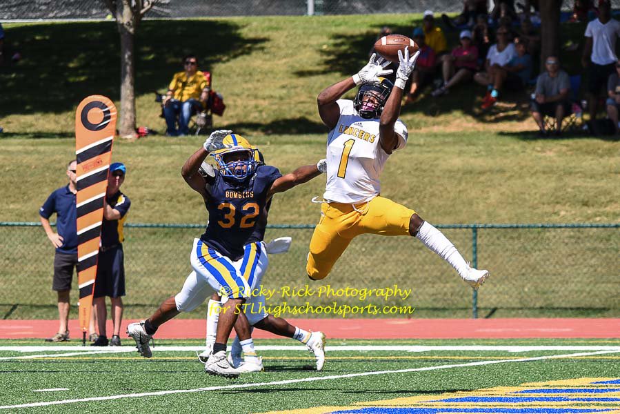 RickyRick_Photo's tweet photo. 9/15/18 - @LuSo_Football and @JBSAthletics in Saturday afternoon #football More photos and article at @STLhssports #lutheransouth #lshs #johnburroughs #bombers #lancers #314prep #action #photography #photos https://t.co/asiyNJkg1F