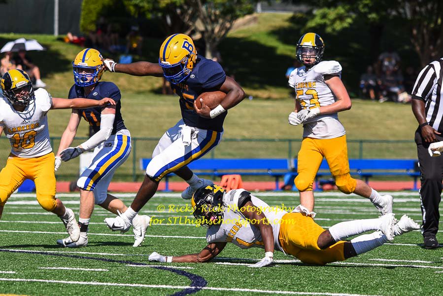 RickyRick_Photo's tweet photo. 9/15/18 - @LuSo_Football and @JBSAthletics in Saturday afternoon #football More photos and article at @STLhssports #lutheransouth #lshs #johnburroughs #bombers #lancers #314prep #action #photography #photos https://t.co/asiyNJkg1F
