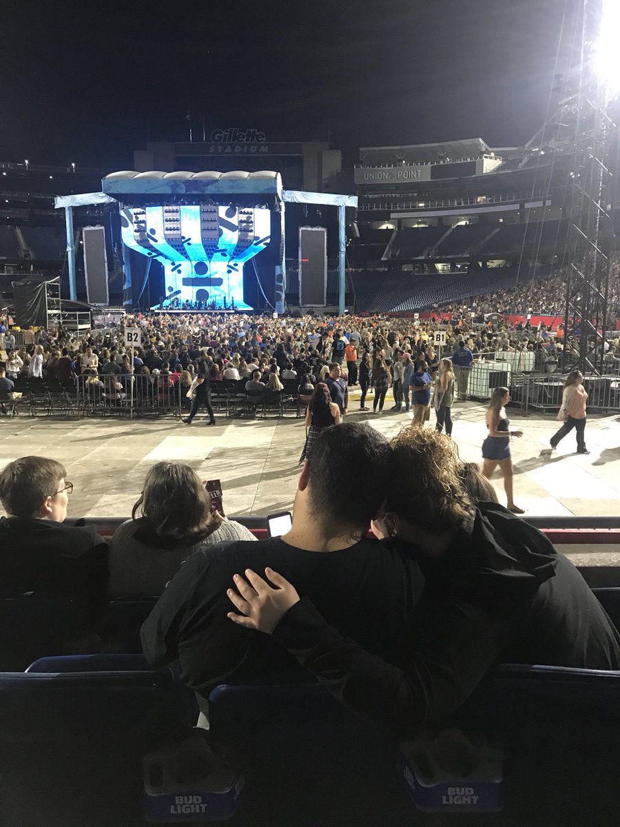 When you spontaneously decide to buy Ed Sheeran tickets hours before the show and go with your best friend 😂😂 <a href="/kkhanjari22/">Kayla Khanjari</a>