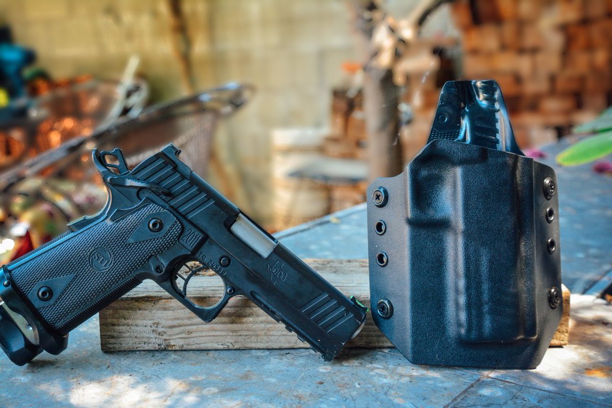 GearSpetz's tweet photo. If you want to achieve greatness, stop asking for permission. Check out our OWB for the STI 2011 4 inch and 5 inch on our website.

#igmilitia #stiinternational #stiguns #guns #gunstagram #pewpew #weapons #gun #tactical #sti2011 #gunsdaily #spetzgear #tacticalgear #holster https://t.co/KYmP8gefzC