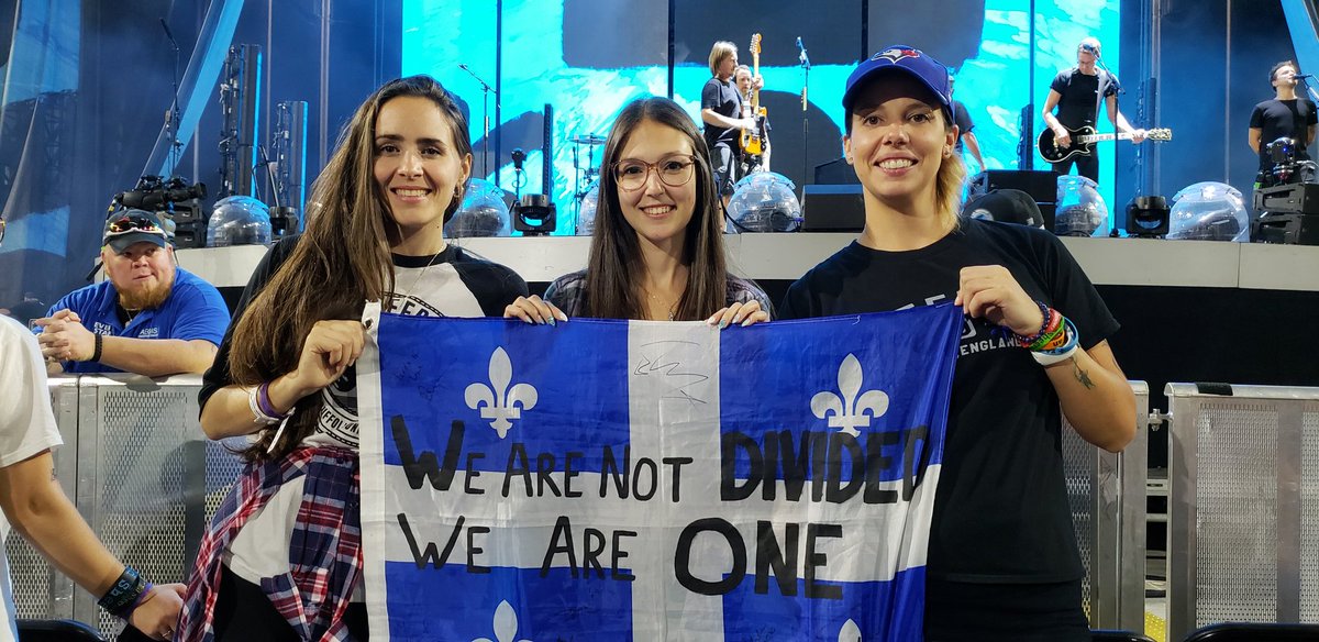 cathoue74's tweet photo. When a venue member comes to give you the concert setlist and calls you "The @AnneMarie Die Hard Fans" 😍 Tried very hard to have you all signed our flag, had the chance to get to Ashton, Beanie &amp; Oli but we are missing YOUR SIGNATURE !
 Please reach to us ! A3 ROW 2 SEATS 18-21 https://t.co/kxuvNd7aGo