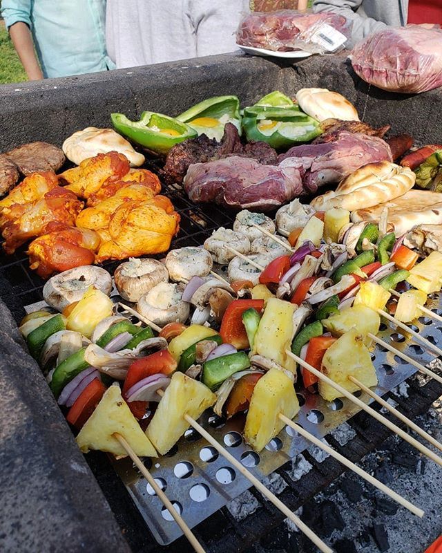 ElPicadista's tweet photo. Septiembre es la Navidad de #elpicadista. . . . #feliz18 #cocinachilena #parrilla #FiestasPatrias #anticuchos #asado #asadochileno #empanadas #parrillachilena #quincho https://t.co/fPT3dkGgbG https://t.co/Um3Do6NQfV
