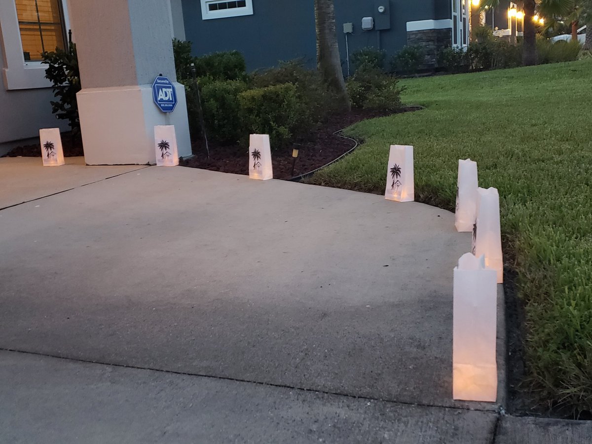 KevinDCraig1's tweet photo. This is how I throw a twilight open house. 1 day on market and already negotiating a contract! What results can I get for you?!? #Watson #eaglelanding #jacksonville #realtor #megaopenhouse #AboveAndBeyond #soldalready #KDCRealtor #topsales #results #tomferry #level10 https://t.co/S1r7DL8m6q
