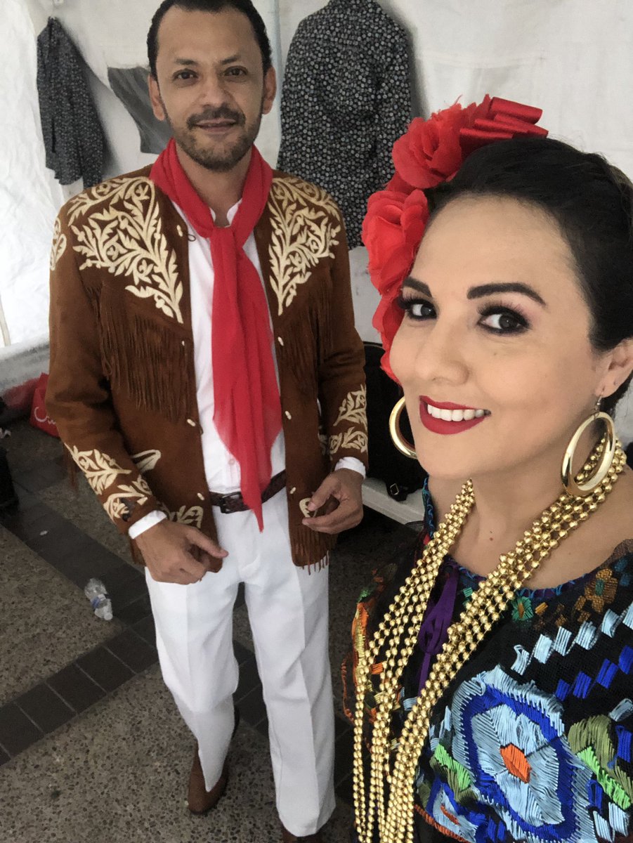 Maluisacomunica's tweet photo. Ya listos para disfrutar la noche del grito en la explanada de Palacio de Gobierno!!! Felices de estar juntos un año más en la conducción de esta gran fiesta ! @CulturaSinaloa @gobiernosinaloa #PuroSinaloa acá los esperamos inicia a las 6:30 !!!! #MaluEnAmor #PrimoGerman https://t.co/TUQqpOZj9k