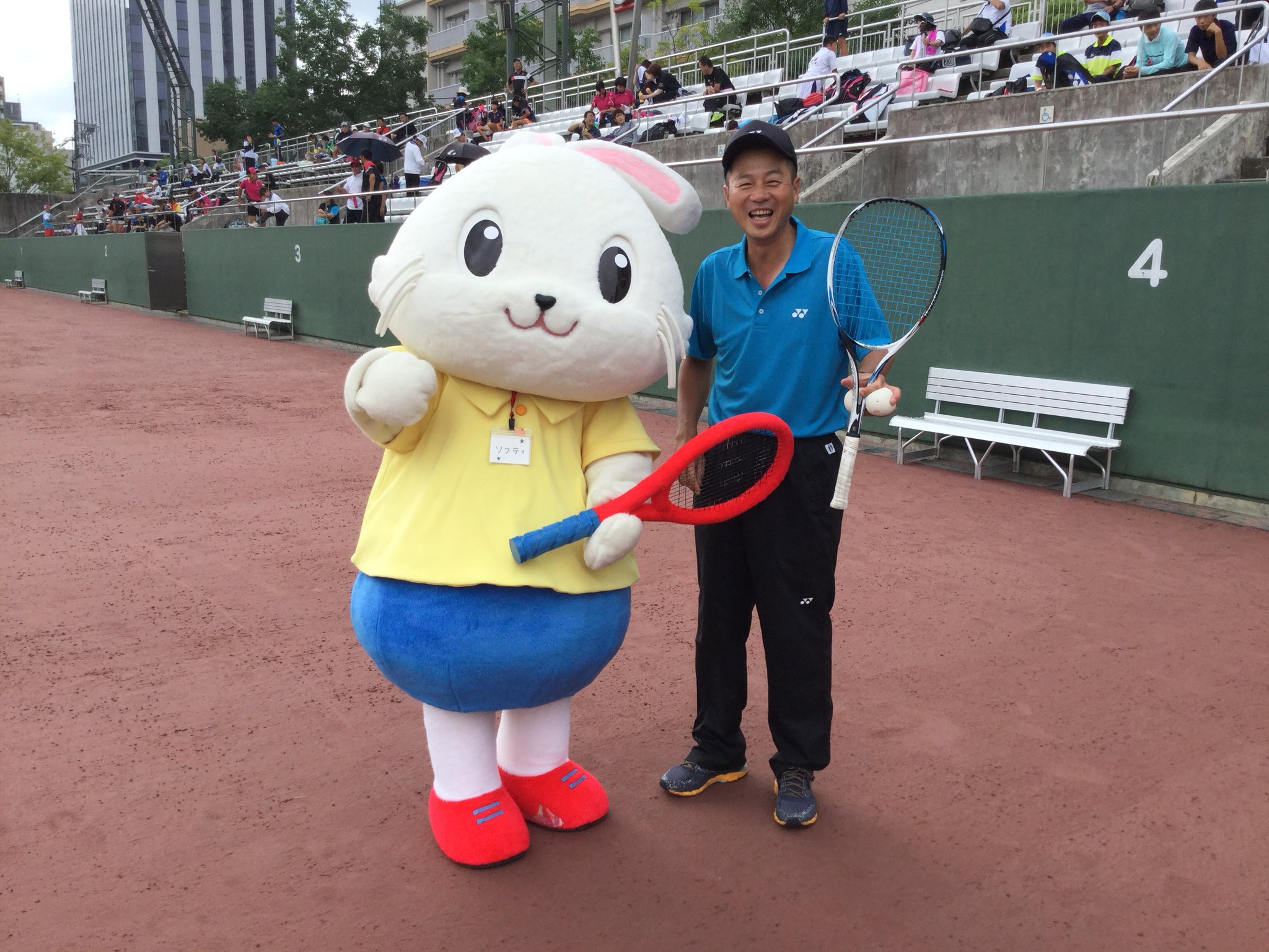 ソフトテニスの試合でフォアハンドを打つ選手の躍動感あるショット