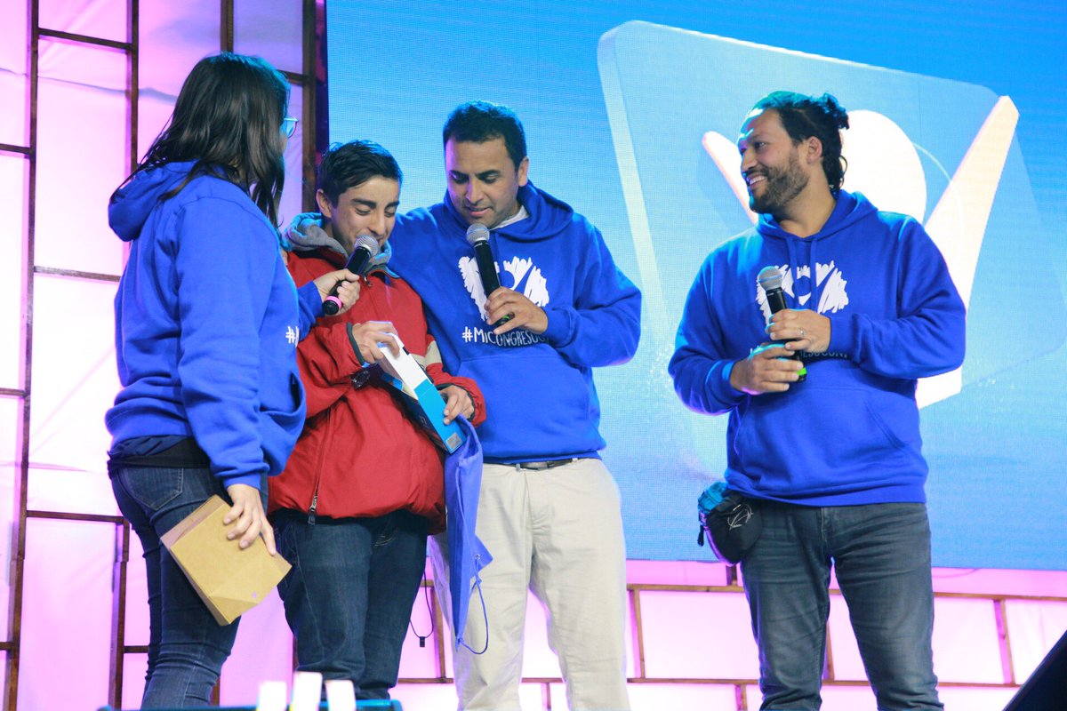 IASDMetro's tweet photo. La segunda noche del Congreso #JAReset inició con la gran sorpresa de @ntchile donde un JA que entregó hace una semana su vida a Dios a través del bautismo ganó un celular con el concurso de #MiCongresoConNT. @Tomaspr73 @tvnuevotiempo https://t.co/gdz7rmsX7U