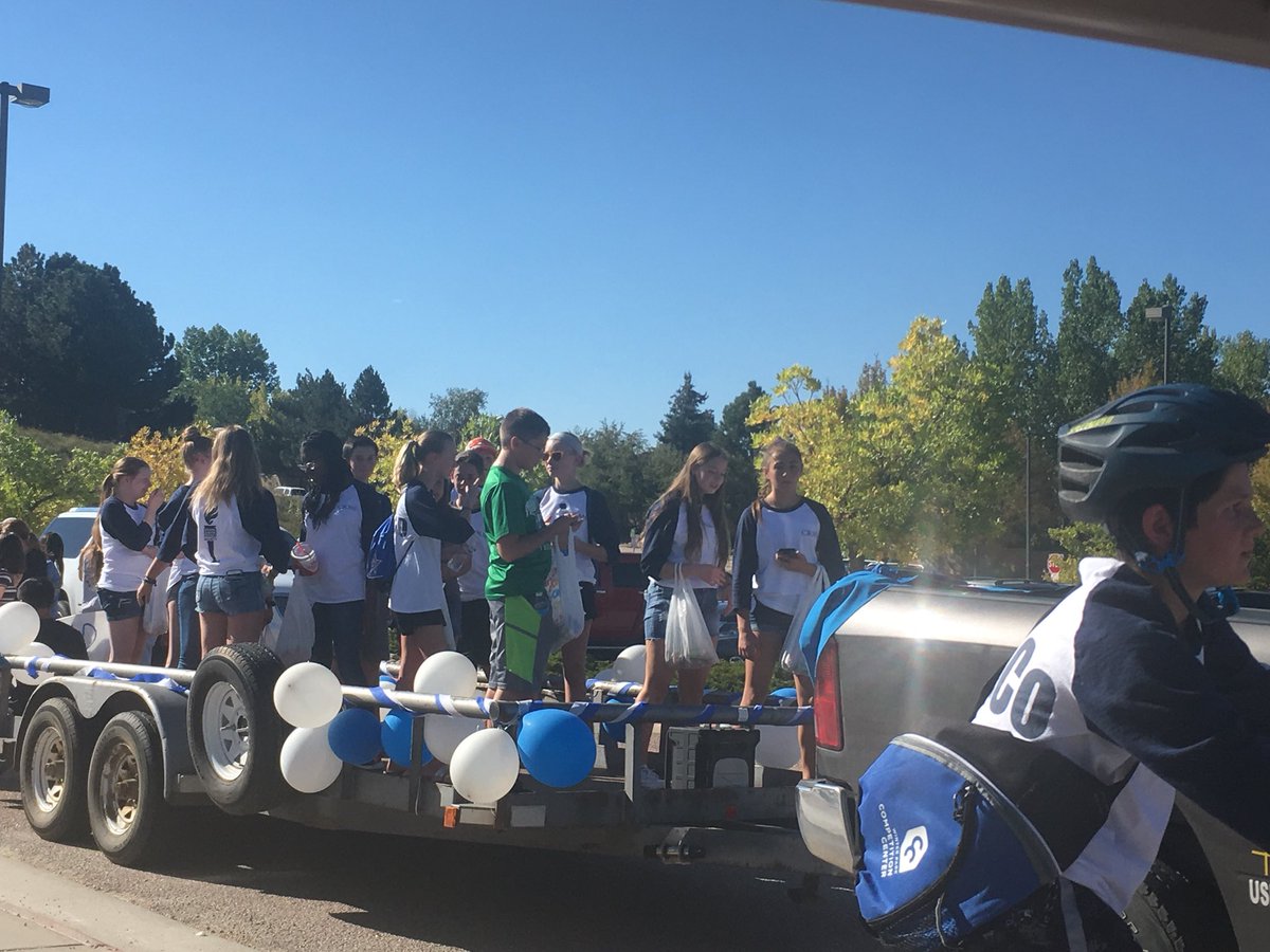 CastleRock_MS's tweet photo. STOMP parade.  Way to represent CRMS StuCo!! #CRSchoolsRock https://t.co/INQFBmO2ZQ
