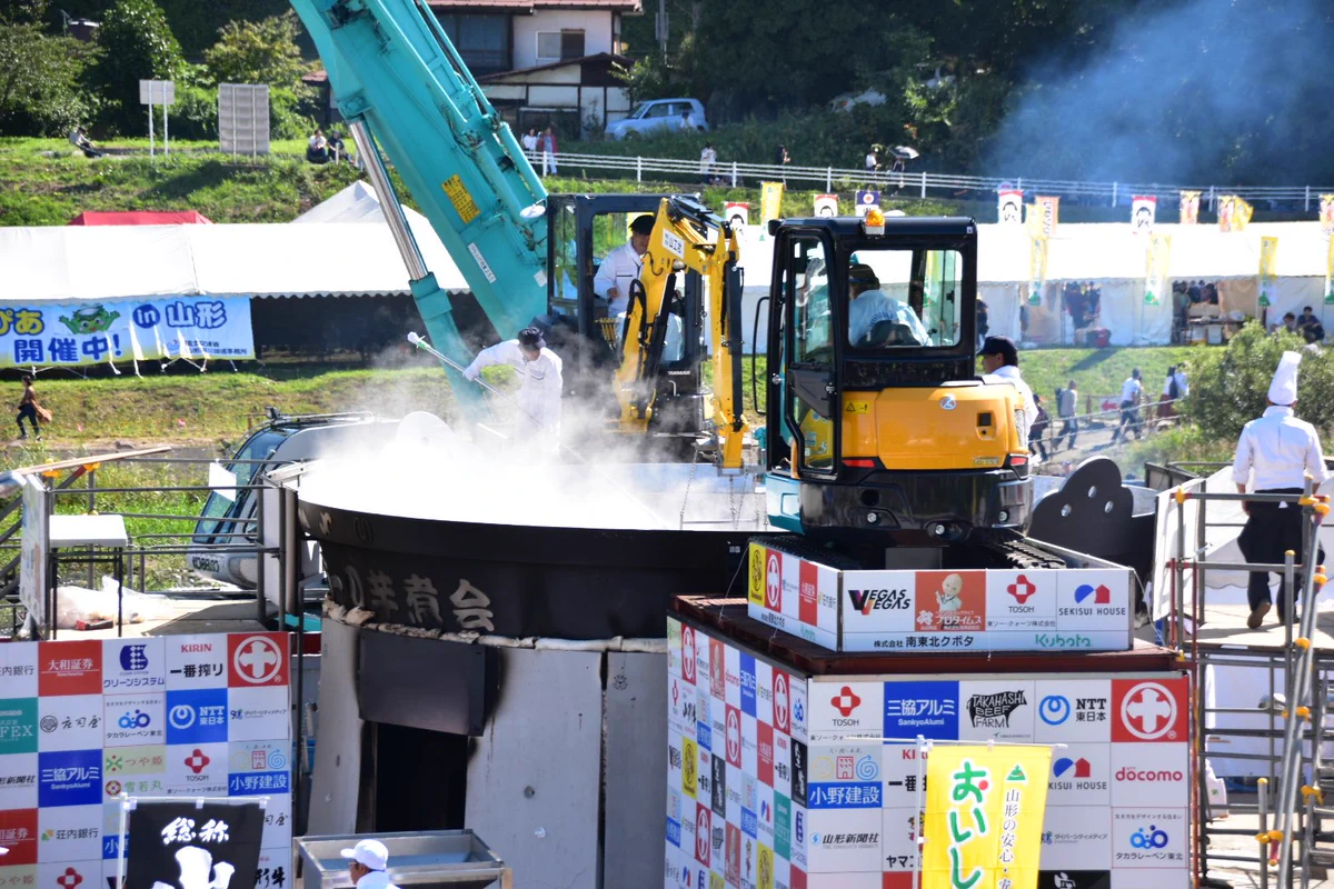 さぁ他県民よ、みよｗｗ　これこそ本場の特大芋煮会だぞｗｗ　