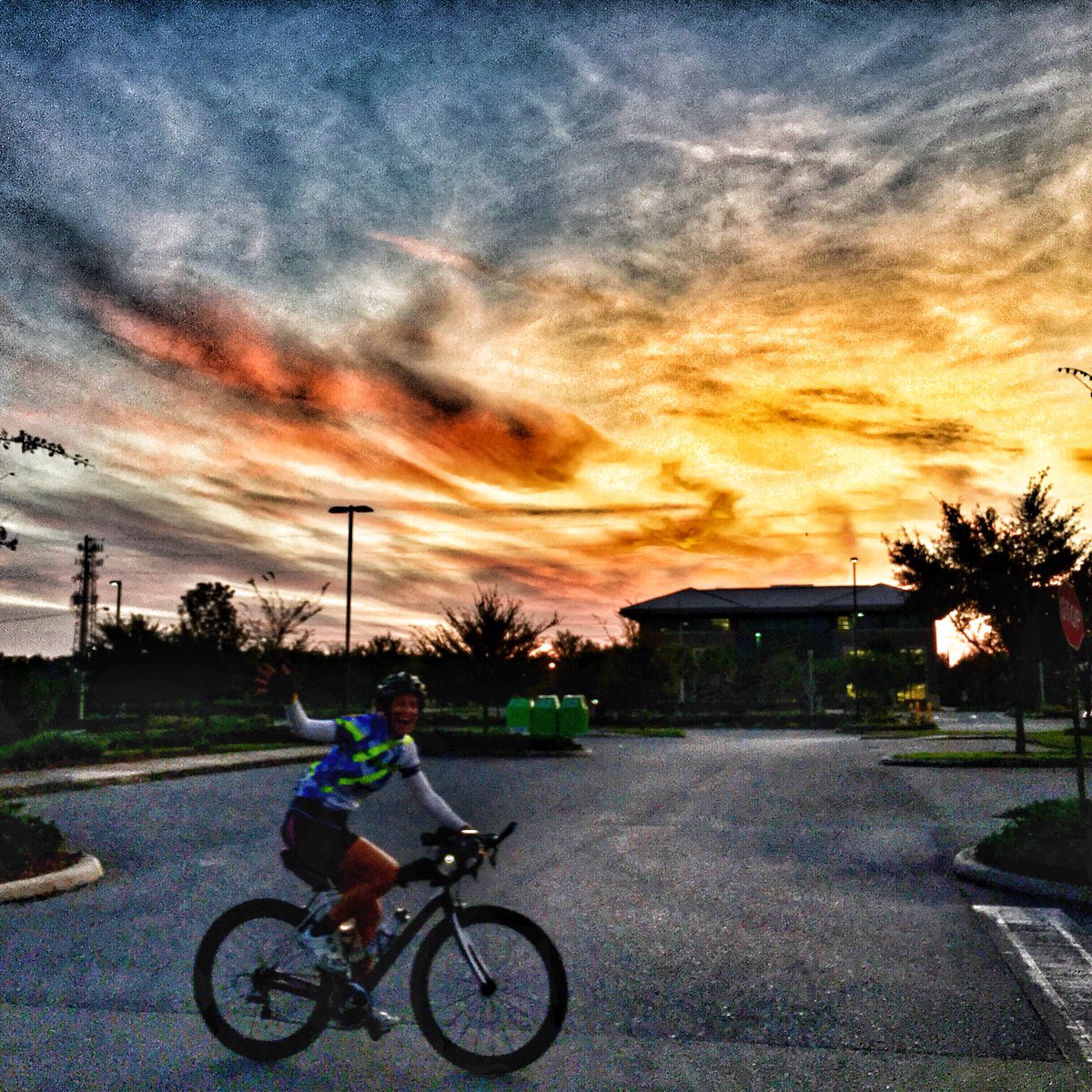 TriAfter40's tweet photo. Great day to get up early for a ride. I’m looking fresh and cool... which lasted about 10 minutes into the 6+ hour ride... #floridaproblems #trekwomen #lilytrotters #rrt4g #g3 #sixgap #whywetri #usat https://t.co/hT0sXutQyO