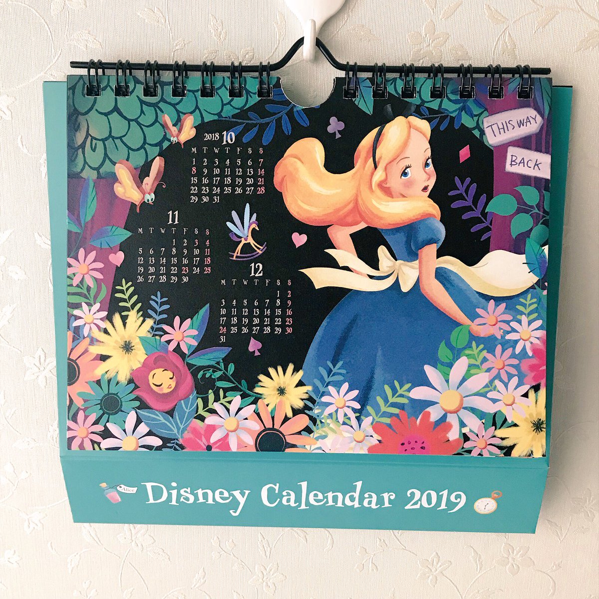 チェルシー ワンダートリップシリーズ 来年用のポップアップカレンダー 毎月違う絵のポップアップ 楽しみ 今は壁に掛けてるけど 実際は卓上カレンダーです アリス ディズニーストア Disneystore