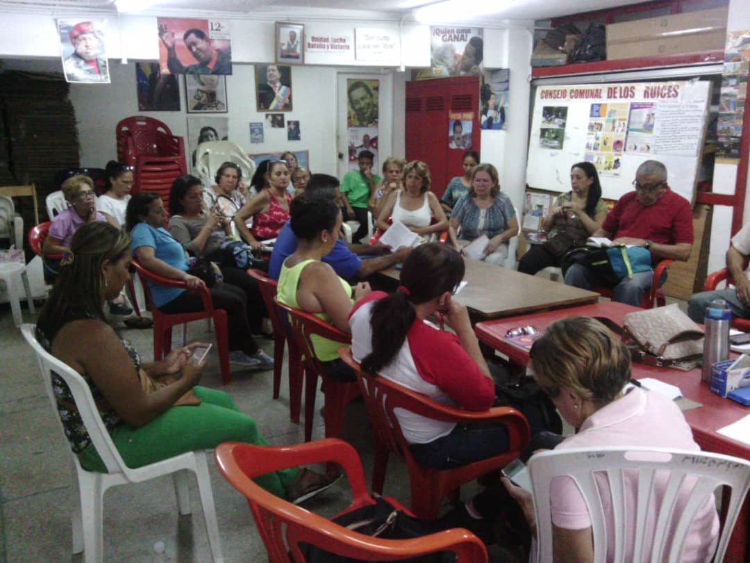 LaAranera's tweet photo. #ComunaApacuana parroquia Leoncio Martínez, reunión con sus instancias de auto Gobierno Comunal, donde asistieron voceros de los consejos comunales de la Comuna para la elección de voceros parlamentarios, planificación y banco comunal. https://t.co/QGS7D34WFP